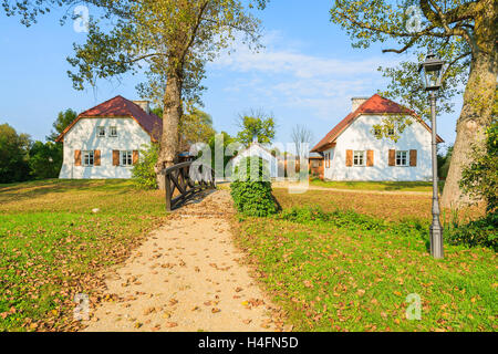 Weg über Steg zu traditionellen Cottage befindet sich in ländlichen Landschaft Radziejowice Dorf, Polen Stockfoto