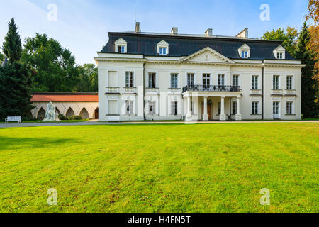 Schöner Palast in Radziejowice Dorf in der Nähe von Warschau, Polen Stockfoto