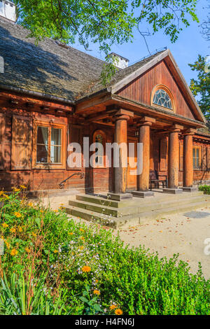 Vorderansicht des traditionellen Holzhaus Haus in ländlicher Gegend von Radziejowice Dorf, Polen Stockfoto