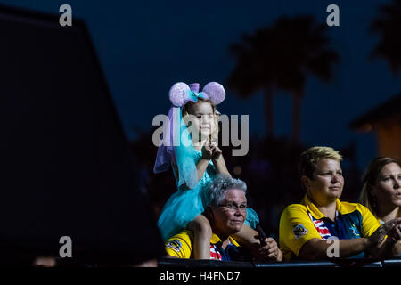 Ein junges Mädchen ist hingerissen von Phillip Phillips Leistung bei der Schlussfeier für Invictus Games am 12. Mai 2016 bei den ESPN Wide World of Sports Complex in Orlando, Florida. Stockfoto