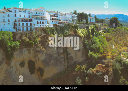 Ronda, Provinz Malaga, Andalusien, Südspanien. Häuser in der Altstadt thront auf der El Tajo-Schlucht. Stockfoto