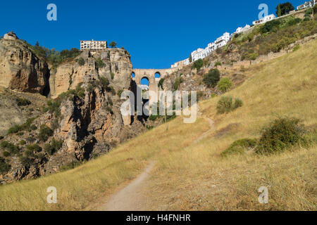 Ronda, Provinz Malaga, Andalusien, Südspanien.  Die Stadt auf beiden Seiten der El Tajo-Schlucht, von unten gesehen.