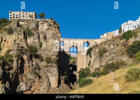 Ronda, Provinz Malaga, Andalusien, Südspanien.  Die Stadt auf beiden Seiten der El Tajo-Schlucht, von unten gesehen. Stockfoto