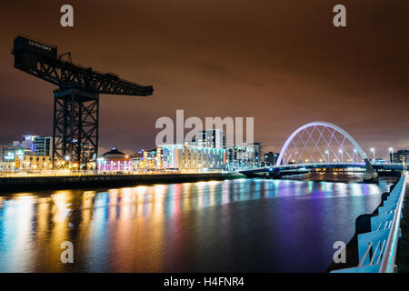 Finnieston Crane und Clyde Arc: ein Blick vom Pacific Quay am Ufer des Flusses Clyde, Glasgow, Schottland, Vereinigtes Königreich. Stockfoto