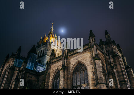 St Giles' Cathedral, die hohe Kirk von Edinburgh. In der Nacht auf der Royal Mile, Edinburgh, Scotland UK genommen. Stockfoto