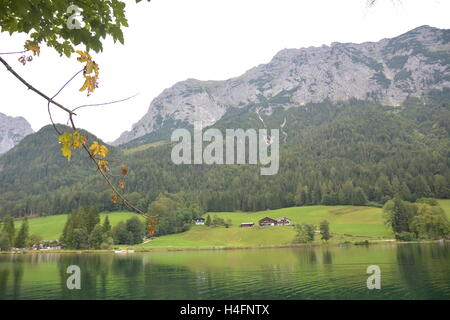 Ramsau, Deutschland - 24. August 2016 - schöne See Hintersee mit Booten und Berg Hochkalter Stockfoto