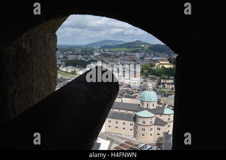 Salzburg, Österreich - 22. August 2016 - Antenne Salzburg gesehen von Fotress Hohensalzburg mit Kanone Stockfoto