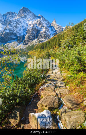 Weg entlang Morskie Oko-See im Herbst mit frischem Schnee auf der hohen Tatra, Polen Stockfoto