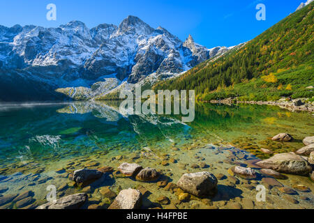 Morskie Oko See in herbstlichen Farben mit frischem Schnee bedeckt Spitzen, hohen Tatra, Polen Stockfoto