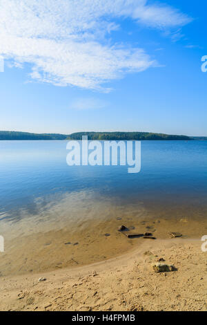 Steinen am Ufer des Chancza Sees, Polen Stockfoto