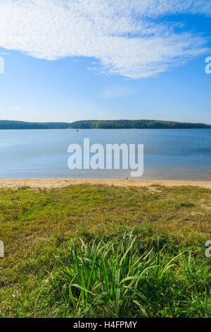 Grüner Rasen am Ufer des Chancza Sees, Polen Stockfoto