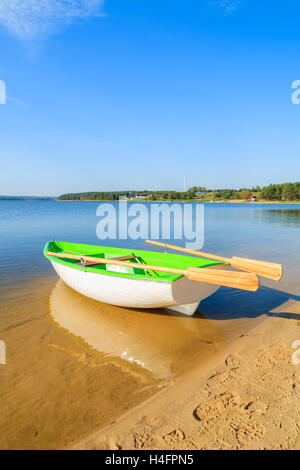 Angelboot/Fischerboot am Ufer des Chancza Sees in warmen Nachmittag leichte, Polen Stockfoto