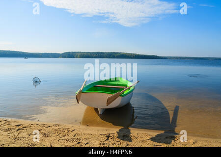 Angelboot/Fischerboot am Ufer des Chancza Sees in warmen Nachmittag leichte, Polen Stockfoto