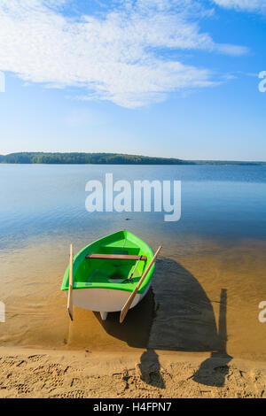 Angelboot/Fischerboot am Ufer des Chancza Sees in warmen Nachmittag leichte, Polen Stockfoto