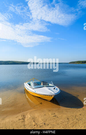 CHANCZA See, Polen - 4. Oktober 2014: Motorboot am Ufer des schönen Chancza See. Wassersport wird immer beliebter unter den polnischen Menschen. Stockfoto