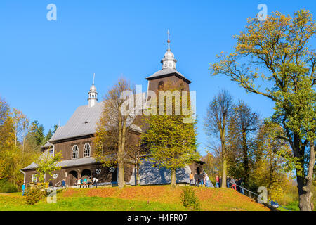 Alte hölzerne orthodoxe katholische Kirche in der Nähe von Grybow Dorf im Herbst, Beskid Niski Berge, Polen Stockfoto