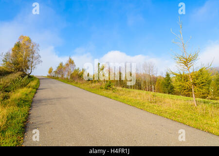 Landschaft-Straße in Herbstlandschaft Beskid Niski Berge an sonnigen Tag, Polen Stockfoto