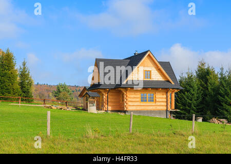 Traditionelle hölzerne Berghaus auf der grünen Wiese in Beskid Niski Berge, Polen Stockfoto