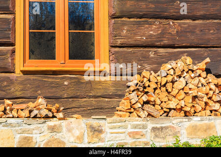 Haufen Brennholz gestapelt vor einem Haus in Beskid Niski Berge, Polen Stockfoto