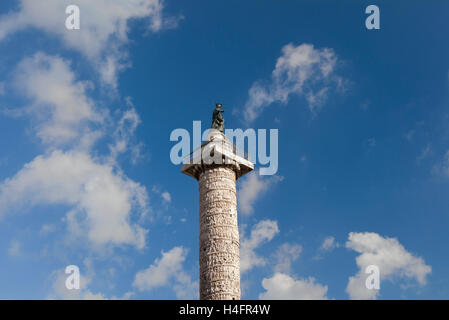 Antiken Marmor Spalte von Marcus Aurelius erheben sich über den Himmel im Zentrum von Rom, mit Saint Paul Bronze Statue auf der Spitze Stockfoto