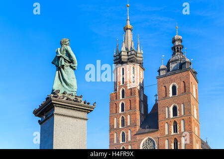 Marienkirche und Adam Mickiewicz Statue gegen blauen Himmel am Hauptmarkt Quadrat von Krakau, Polen Stockfoto