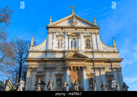 Fassade von St. Peter und Paul Kirche in Krakau beleuchtet von Nachmittagssonne, Polen Stockfoto