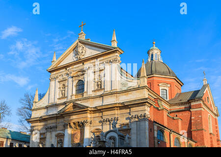 Fassade von St. Peter und Paul Kirche in Krakau beleuchtet von Nachmittagssonne, Polen Stockfoto