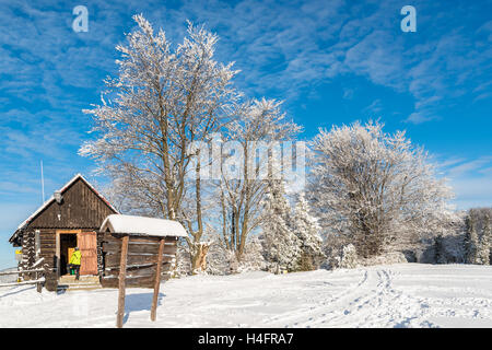 Berghütte in Beskiden Bienenhonigs an sonnigen Wintertag, Polen Stockfoto