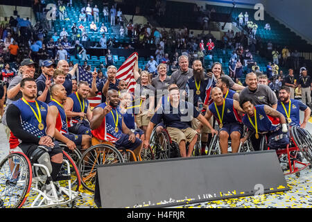 Team USA posierte für ein Foto nach dem Gewinn der Goldmedaille, in das Rollstuhl-Basketball-Wettbewerb während der Spiele von Invictus am 12. Mai 2016 auf ESPN Wide World of Sports Complex in Orlando, FL. Mitglieder des Team USA gehören Chuck Armistead, Jason Ellis, Adam Hyge Stockfoto