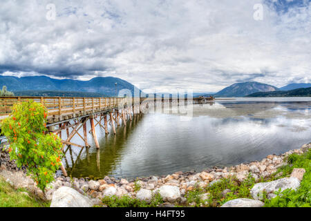 HDR-Rendering von Salmon Arm Wharf an einem bewölkten Morgen. Kai ist der längste hölzerne Wharf in Nordamerika. Stockfoto