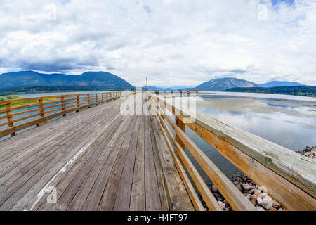 HDR-Rendering von Salmon Arm Wharf an einem bewölkten Morgen. Kai ist der längste hölzerne Wharf in Nordamerika. Stockfoto