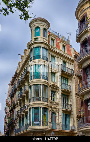 Blaue Fenster Eckhaus in Barcelona, Spanien Stockfoto