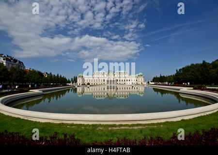 Schloss Belvedere, Weitwinkel Vorderansicht aus dem Garten und Brunnen. Wien, Österreich Stockfoto