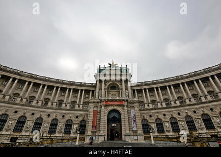 Österreichische Nationalbibliothek - Hofburg Palace. Weitwinkel, Vorderansicht. Wien, Österreich Stockfoto