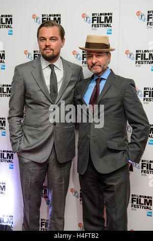 Leonardo DiCaprio und Fisher Stevens, die Teilnahme an dem 60. BFI London Film Festival-Screening von Before The Flood, im Odeon Kino, Leicester Square in London. Stockfoto