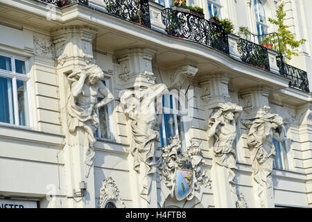 Jugendstil-Fassade im Gebäude. Linke Wienzeile Straße, Wien, Österreich Stockfoto