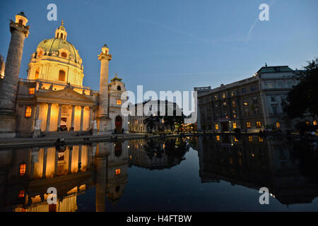 Karlsplatz, Wien, Österreich. Blick auf die Karlskirche und Brunnen. Weitwinkel, Nacht. Stockfoto