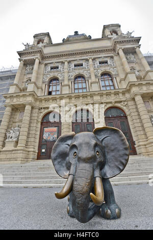 Wien Museum of Natural History. Fronteinstieg mit einer Baby-Mamooth Bronze-Skulptur auf der Vorderseite. Stockfoto