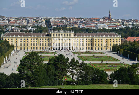 Schloss Schönbrunn, Wien, Österreich.  Luftbild mit Garten in der Front und der Stadt im Hintergrund Stockfoto