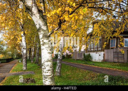 Herbstliche Ansicht der russischen Kleinstadt Tutaev (Alter Name Romanov-Borisoglebsky) in der Nähe von Wolga, Yaroslavl oblast Stockfoto