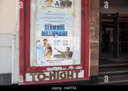 Film "Slumdog Millionaire" Oscar-prämierten Film über das Leben in Mumbai anzeigen im Regal Kino, Mumbais erste Art-Deco-Stil Stockfoto