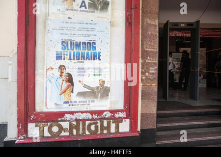 Film "Slumdog Millionaire" Oscar-prämierten Film über das Leben in Mumbai anzeigen im Regal Kino, Mumbais erste Art-Deco-Stil Stockfoto