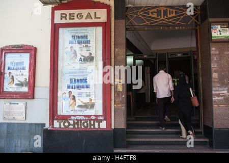 Film "Slumdog Millionaire" Oscar-prämierten Film über das Leben in Mumbai anzeigen im Regal Kino, Mumbais erste Art-Deco-Stil Stockfoto