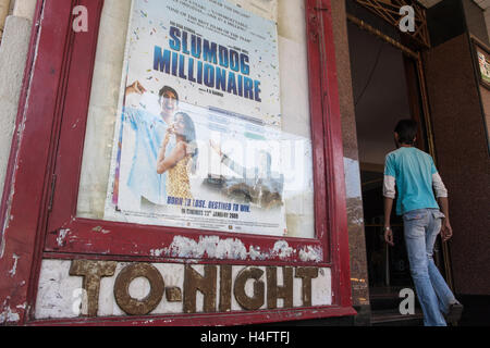 Film "Slumdog Millionaire" Oscar-prämierten Film über das Leben in Mumbai anzeigen im Regal Kino, Mumbais erste Art-Deco-Stil Stockfoto