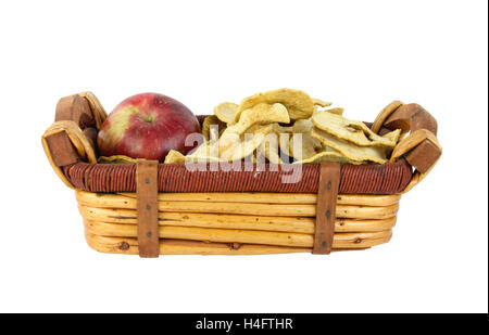Frischen roten Apfel und trockene Scheiben in einem Weidenkorb mit einem Beschneidungspfad in Originalgröße Stockfoto