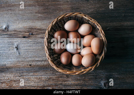 Bio-Eiern in einem Korb Stockfoto