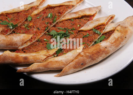 Türkische Pizza (Pide) mit Mınced Fleisch Stockfoto