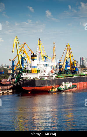 Ladevorgänge am Hafen Stockfoto