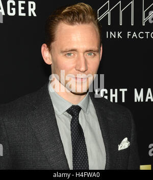 Tom Hiddleston kommt für die Premiere von AMC "The Night Manager" im DGA Theater am 5. April 2016 in Los Angeles, Kalifornien statt. Stockfoto