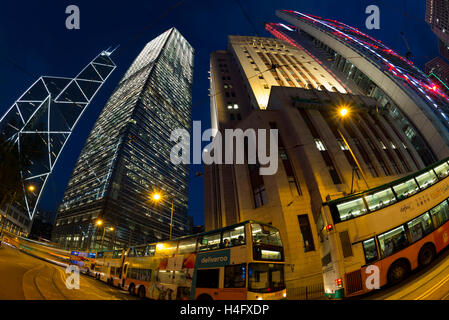 Abend-Verkehr im zentralen Bankenviertel, Hong Kong, China. Stockfoto